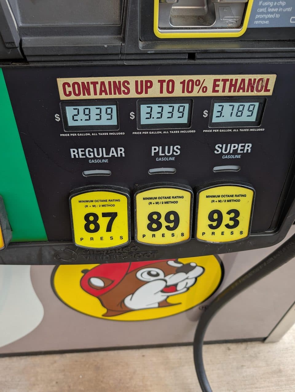 Precios de tres grados en la bomba