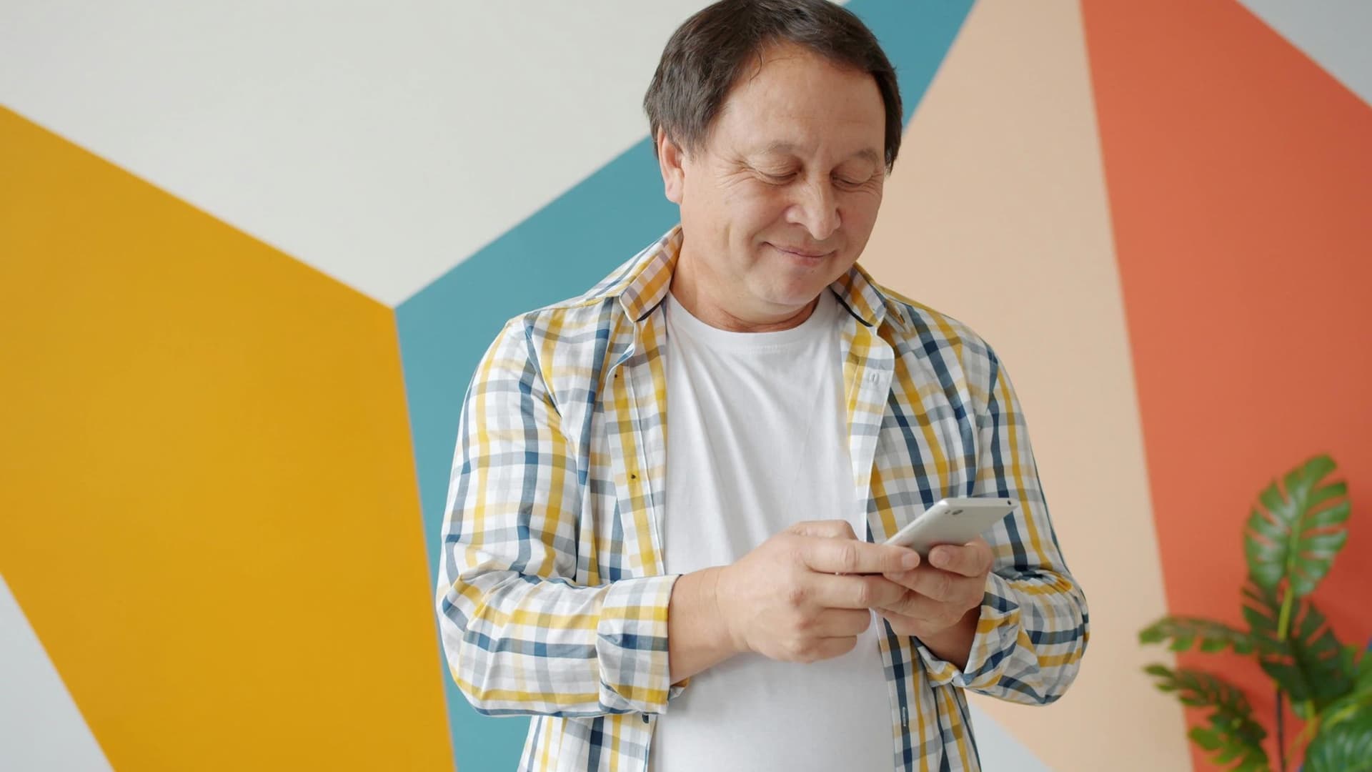 Persona usando un teléfono móvil